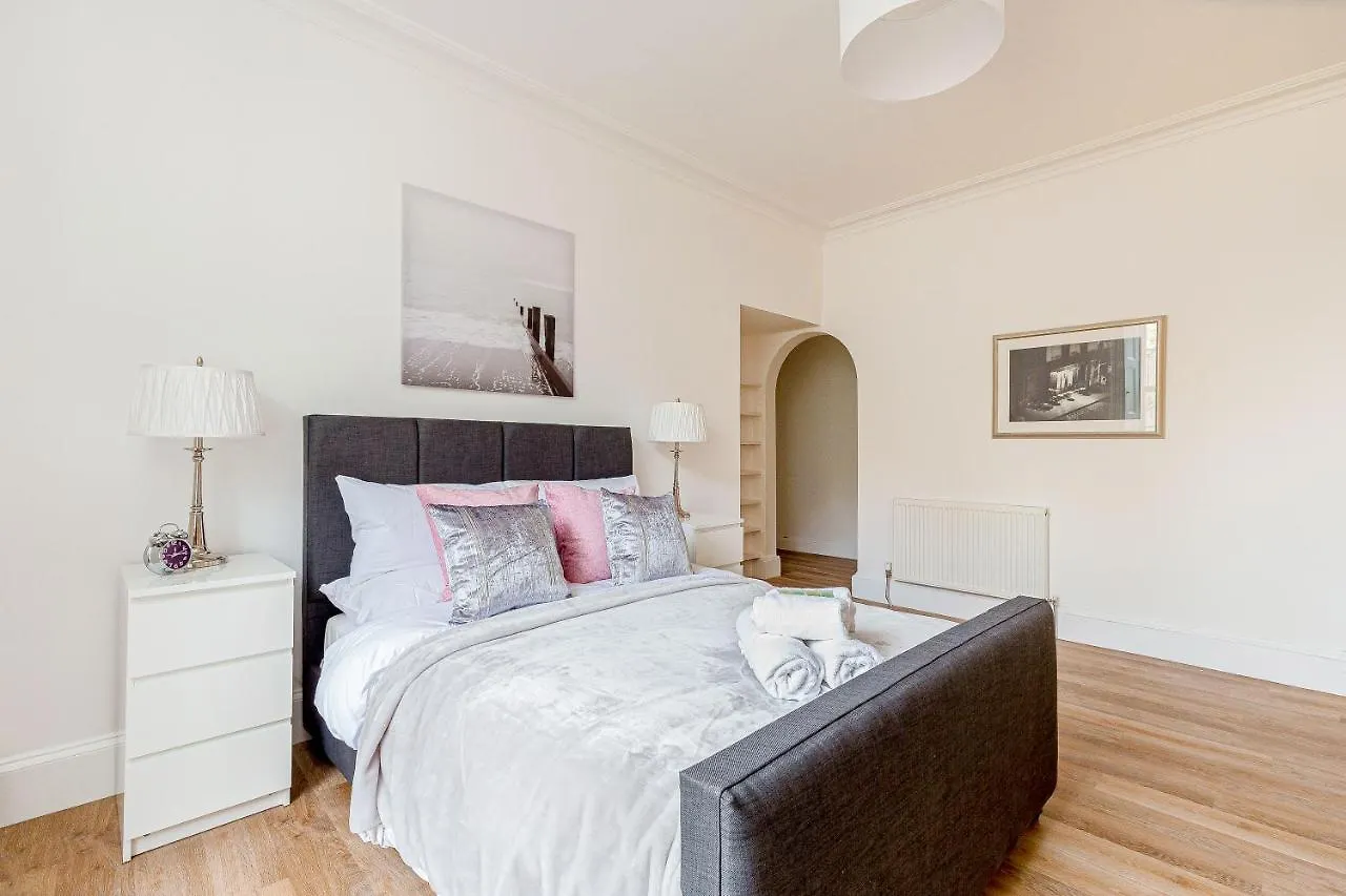 Heart Of Edinburgh City Centre 3 Bed Georgian Apt Apartment