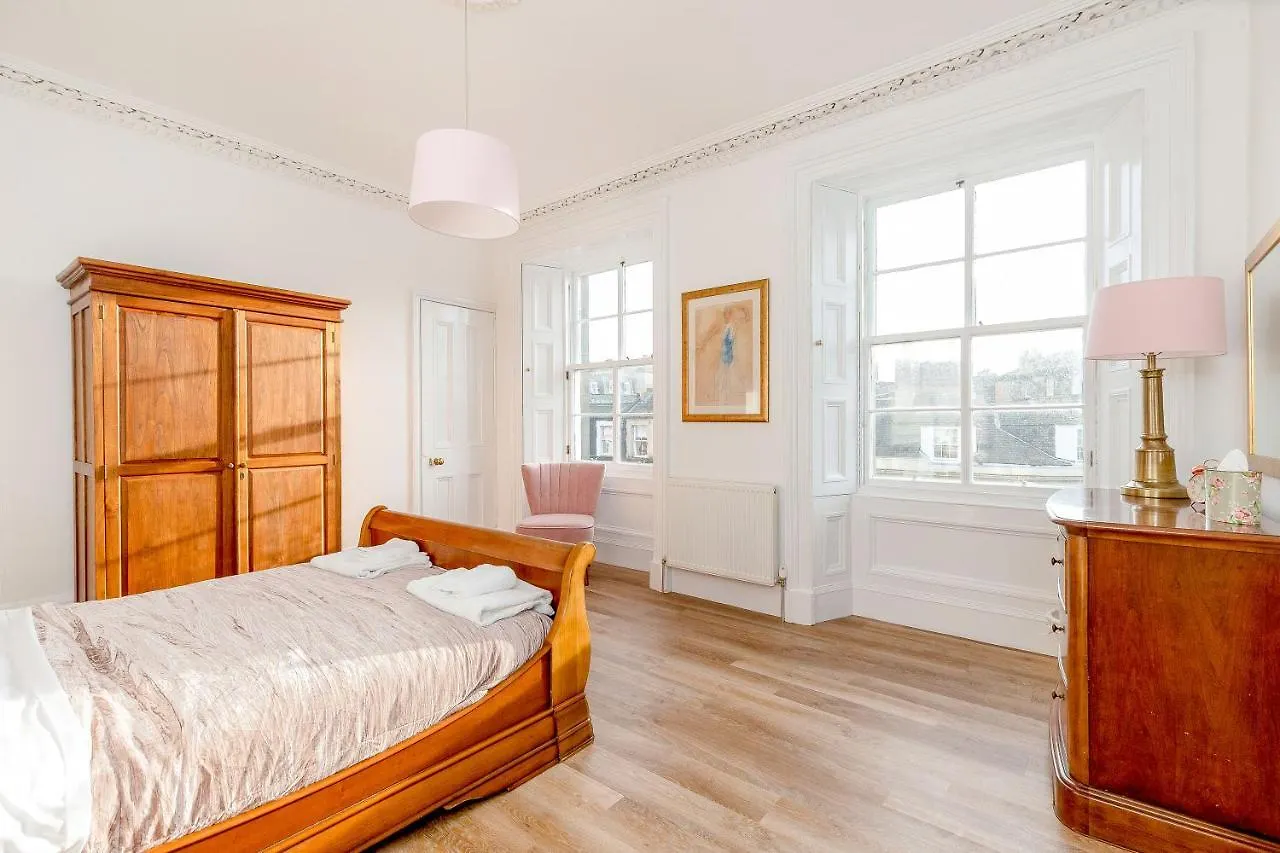 Heart Of Edinburgh City Centre 3 Bed Georgian Apt
